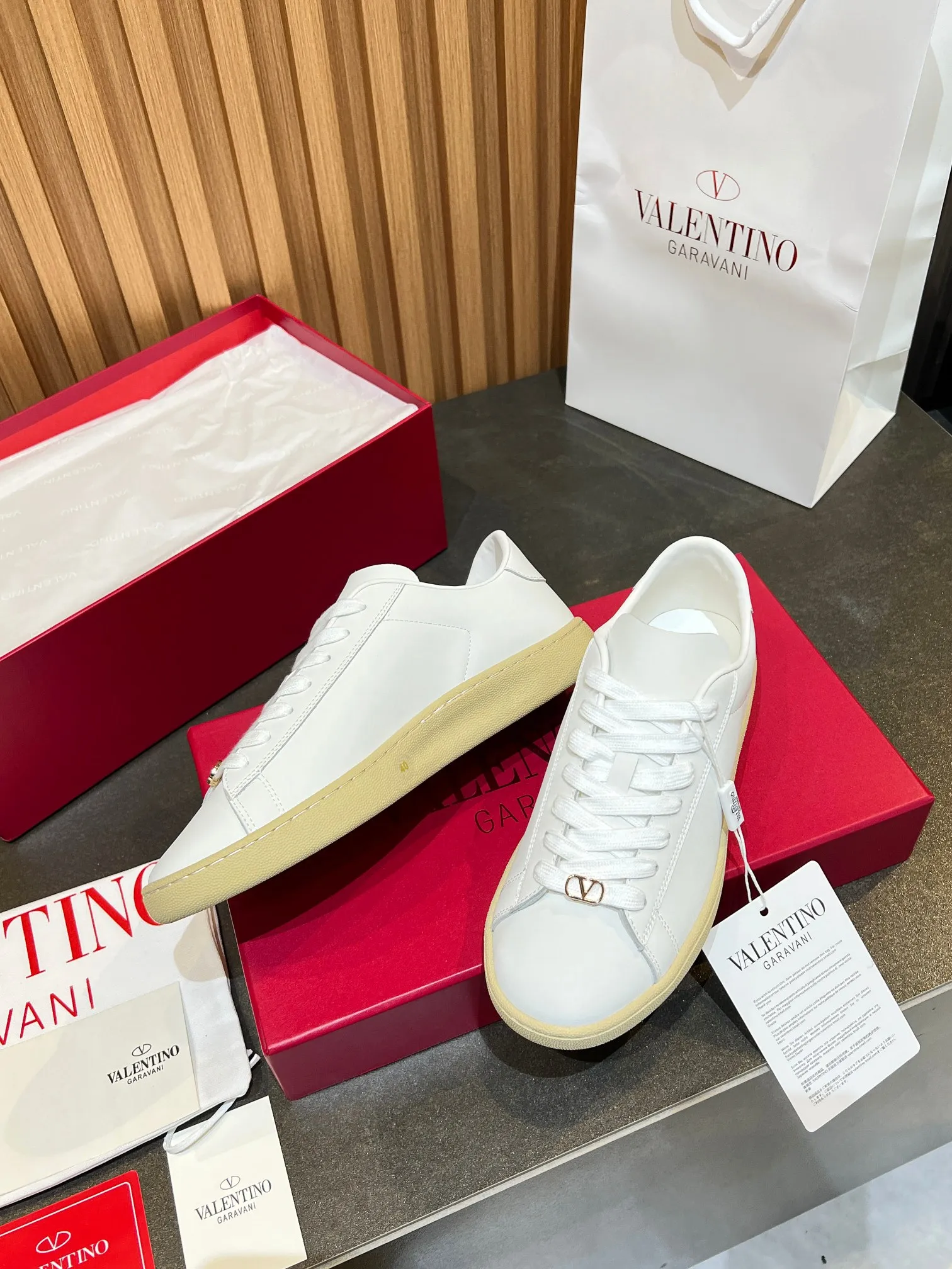 [Valentino] P: 640💰 Couple style, size: women 35-40▪️men 39-44 (45. Customized) Valentino VLTN casual shoes 2025 latest moral training shoes I can't put it down. Seiko details of cowhide sneakers, retro fashion, simple and advanced, casual matching. 1:1 restoration! Top luxury masterpiece, lace-up design, soft and comfortable imported calfskin brings excellent and elegant texture and excellent foot comfort. Top purchasing version upper: imported calfskin surface/original oil edge process + printing process. Inner lining: water-dyed cowhide lining. Outsole: original development 𝐓𝐏𝐔 two-color combination outsole. Packaging: full package with original configuration.